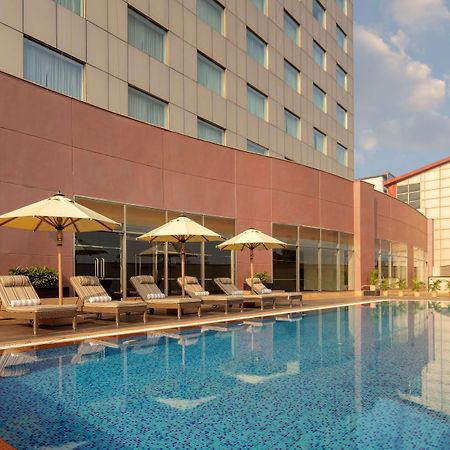 מלון גורגאון Radisson Gurugram Udyog Vihar מראה חיצוני תמונה The pool at the hotel