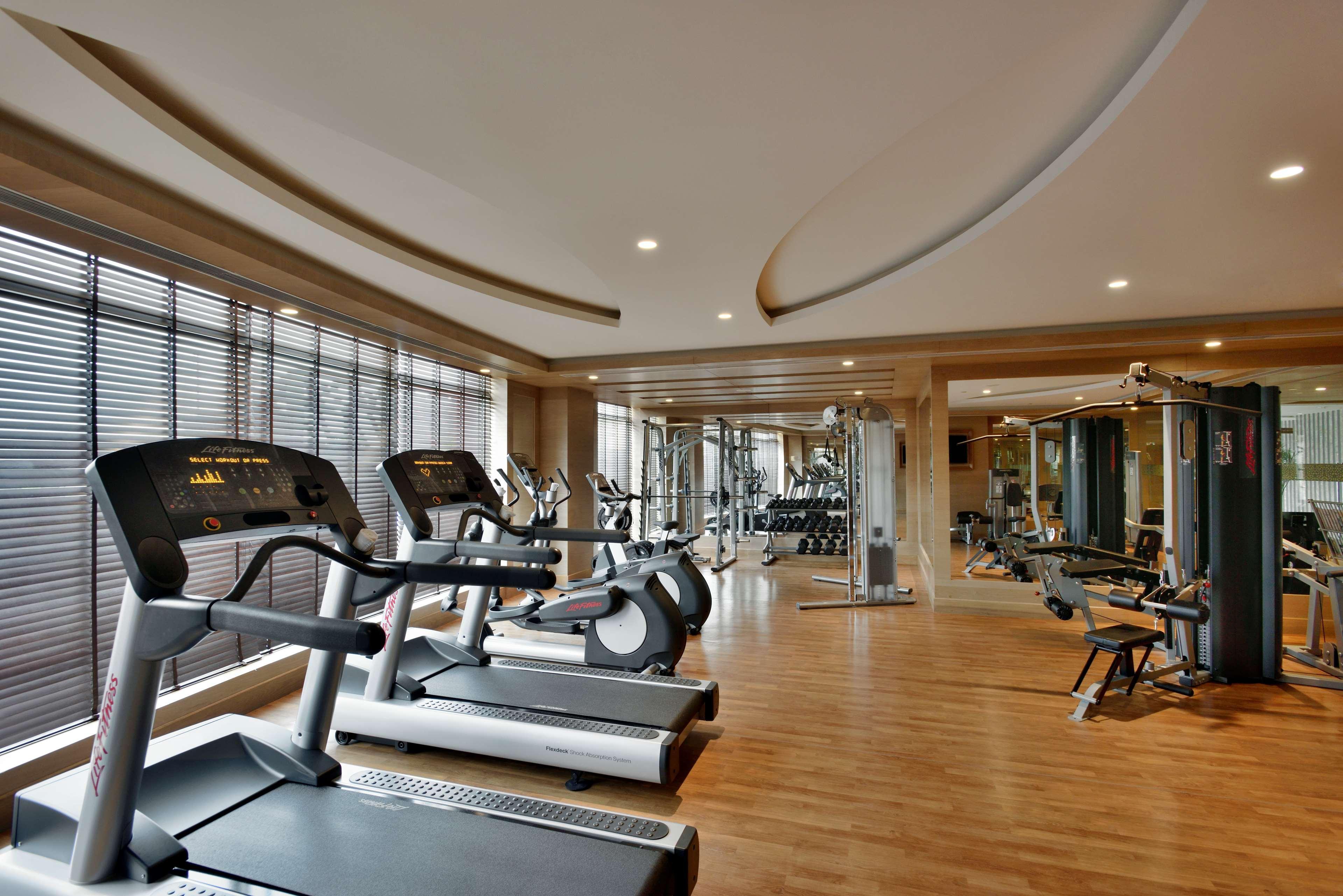 מלון גורגאון Radisson Gurugram Udyog Vihar מראה חיצוני תמונה The gym at the hotel