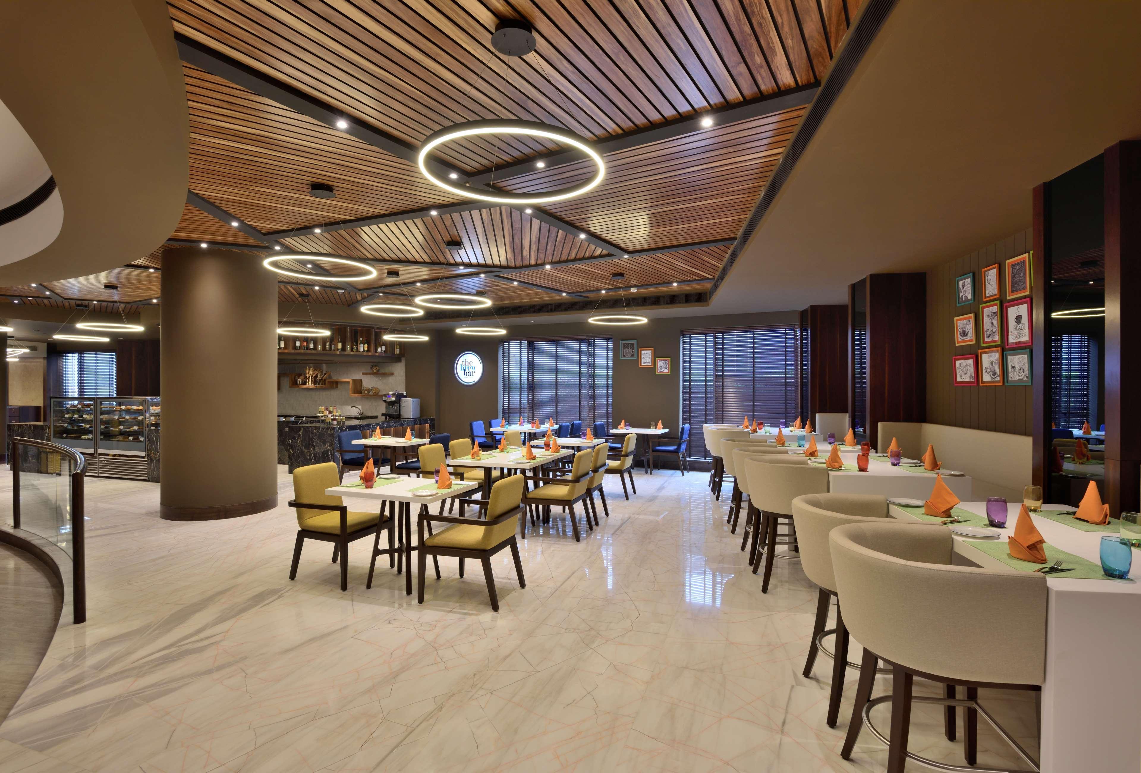 מלון גורגאון Radisson Gurugram Udyog Vihar מראה חיצוני תמונה The restaurant