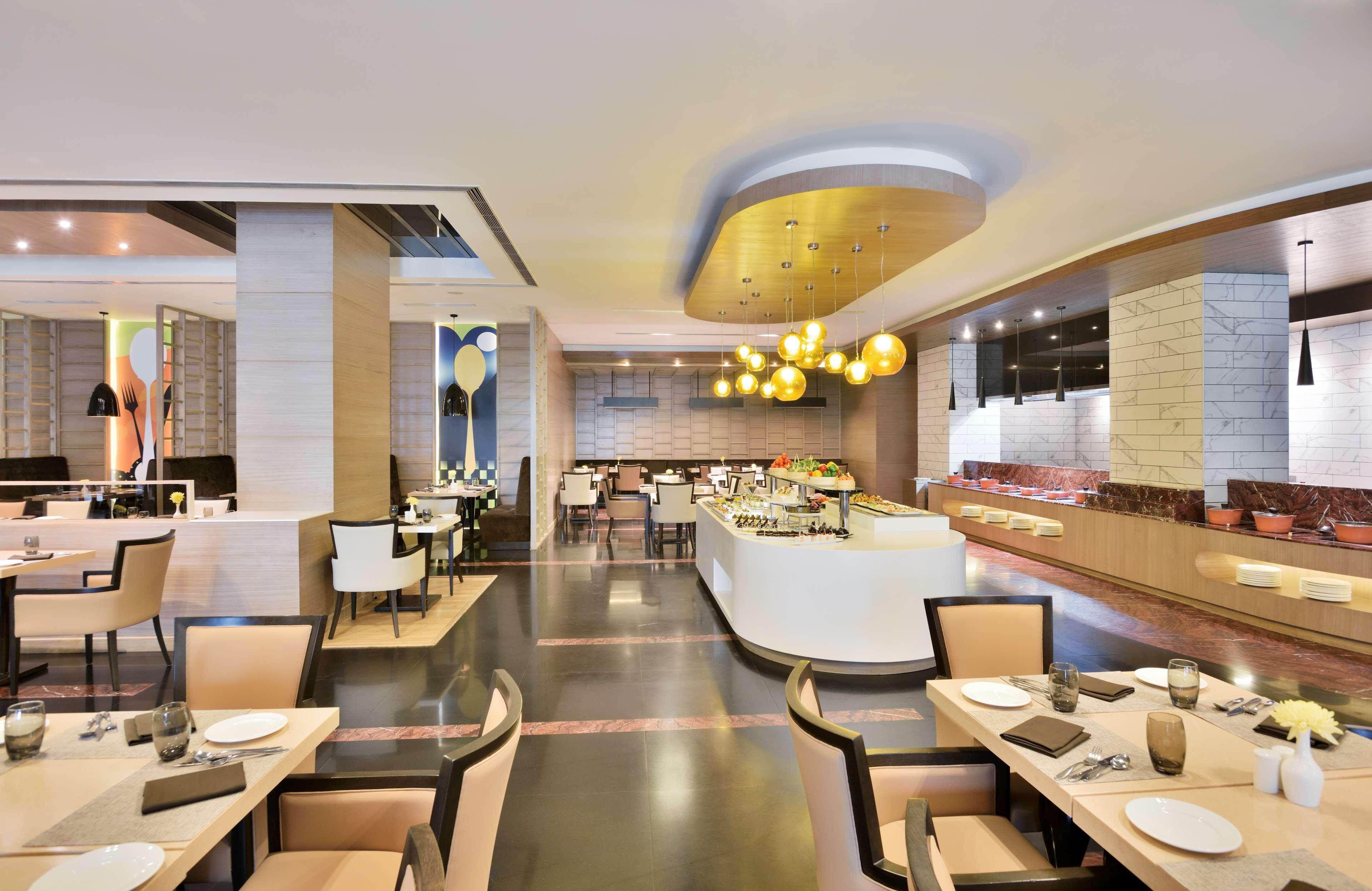 מלון גורגאון Radisson Gurugram Udyog Vihar מראה חיצוני תמונה The interior of the restaurant