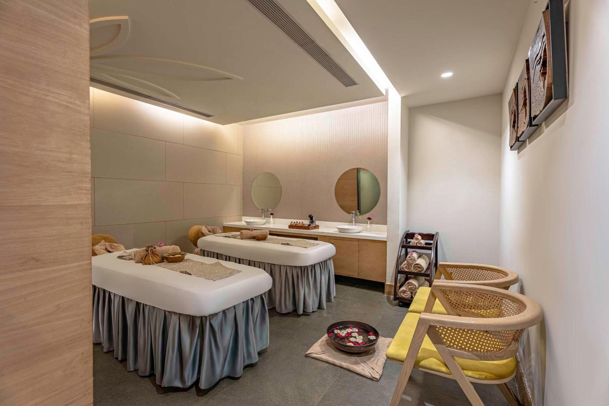 מלון גורגאון Radisson Gurugram Udyog Vihar מראה חיצוני תמונה