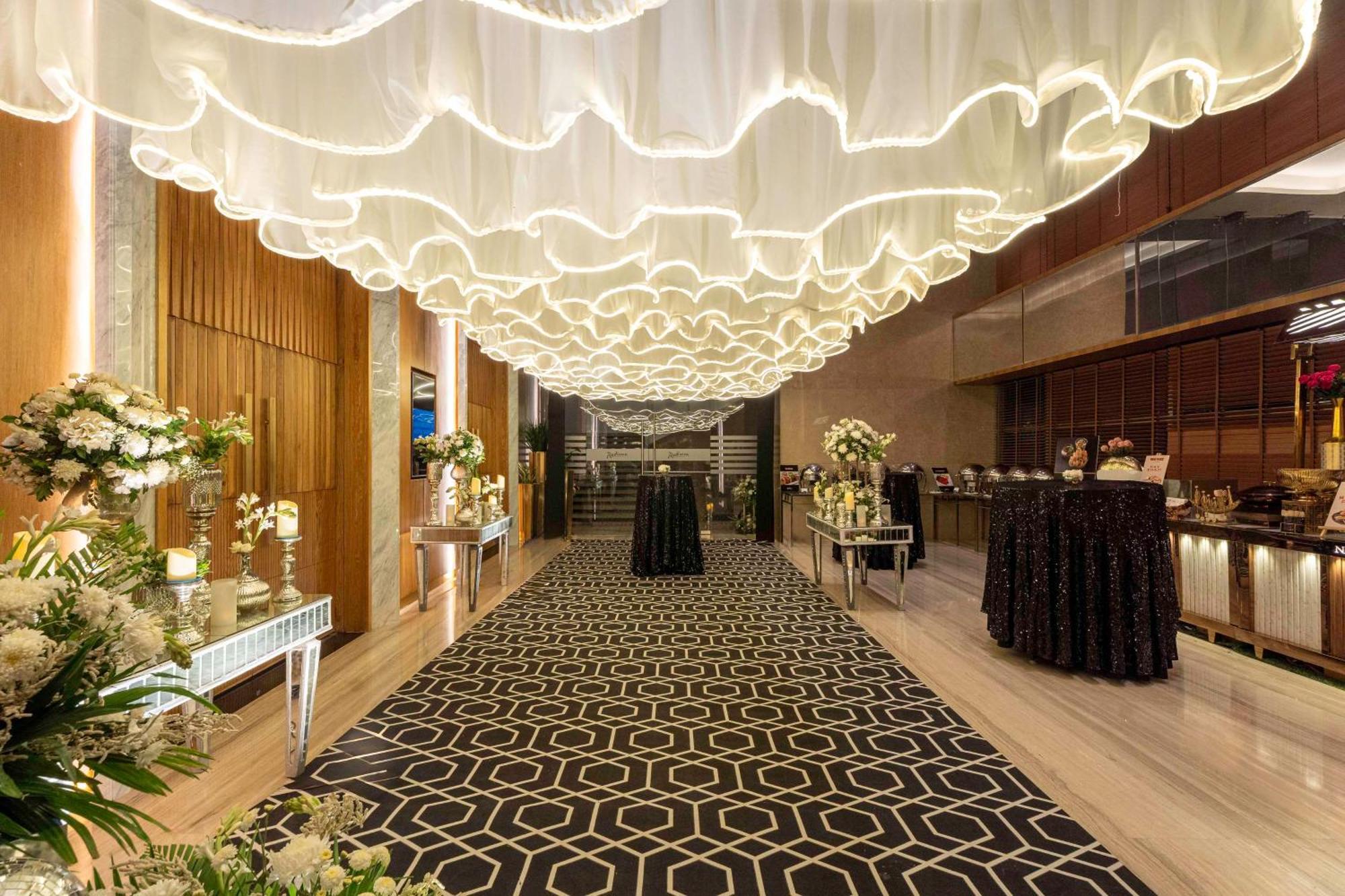 מלון גורגאון Radisson Gurugram Udyog Vihar מראה חיצוני תמונה
