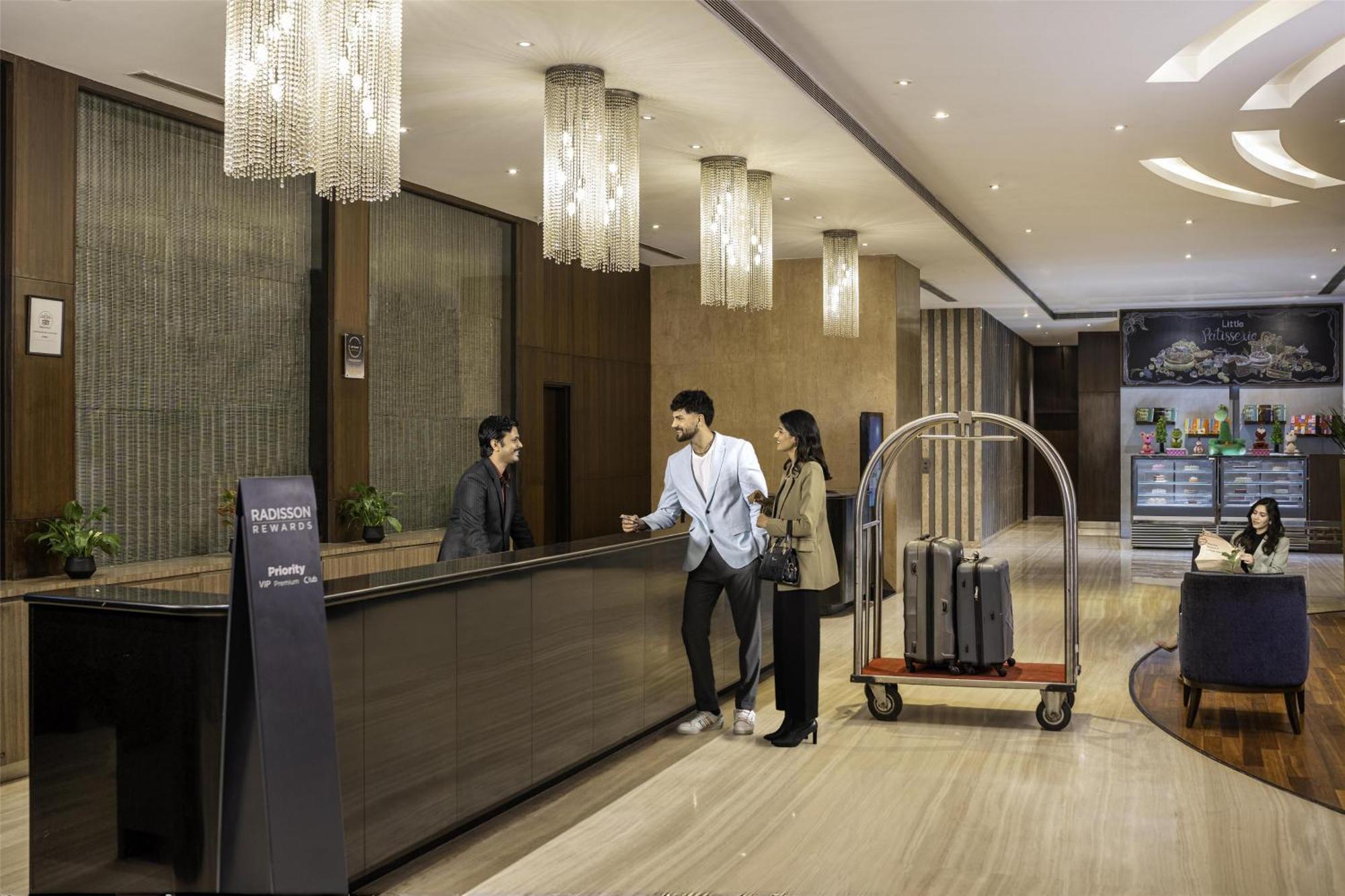 מלון גורגאון Radisson Gurugram Udyog Vihar מראה חיצוני תמונה