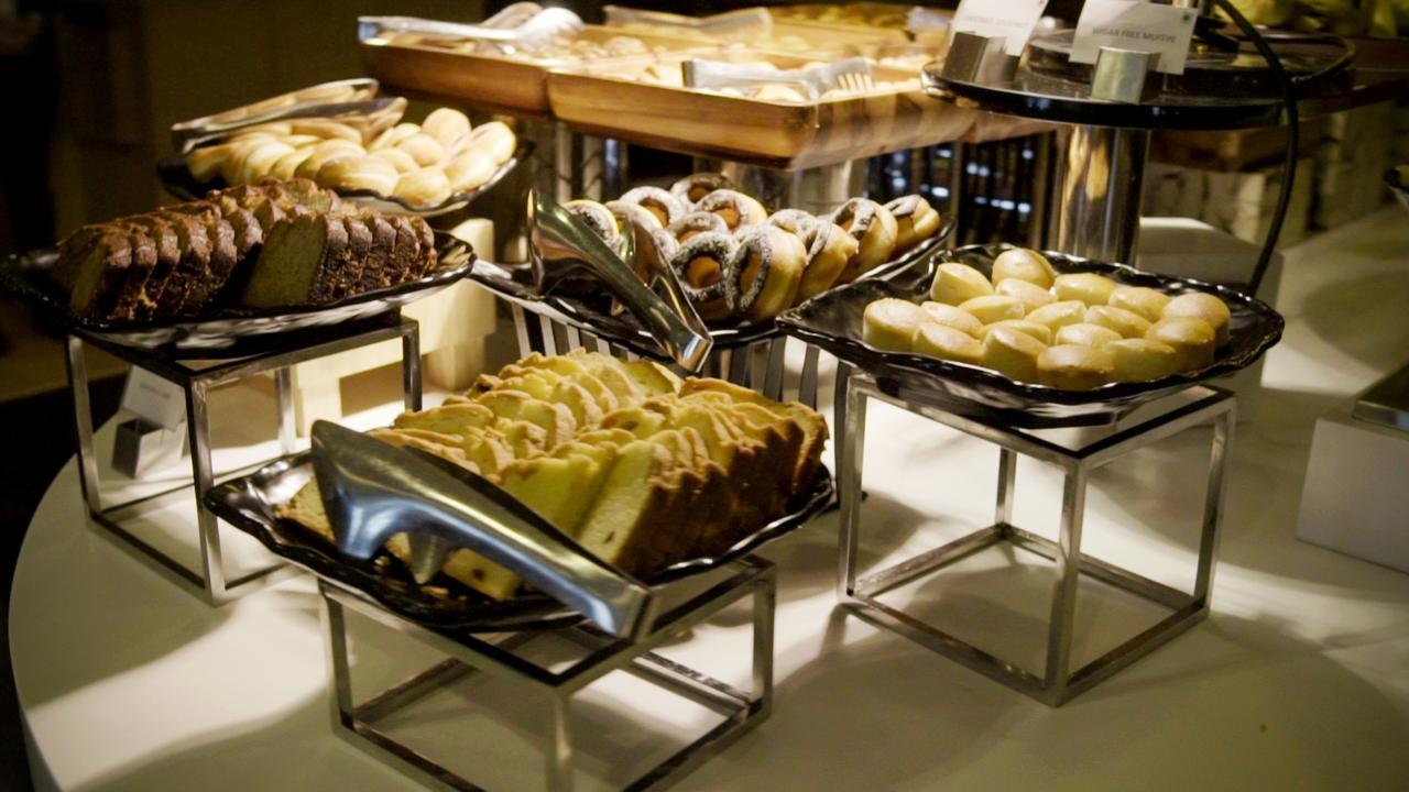 מלון גורגאון Radisson Gurugram Udyog Vihar מראה חיצוני תמונה A selection of desserts