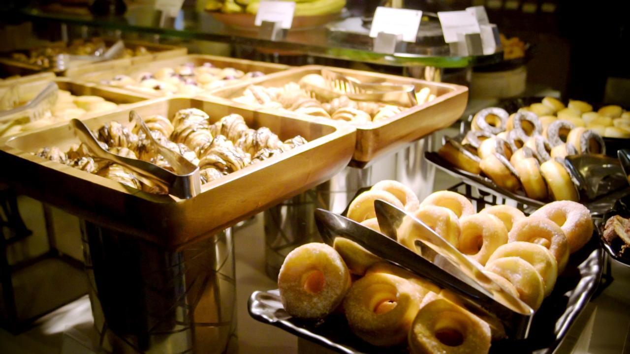 מלון גורגאון Radisson Gurugram Udyog Vihar מראה חיצוני תמונה A selection of pastries